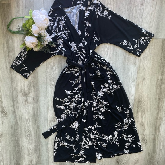 Black & White Floral Robe | Medium - Picture 2 of 16